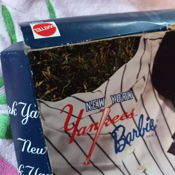 1999 Limited Edition New York Yankee Barbie (please read below) - Picture 5 of 5